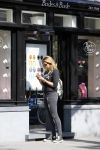 Amsterdam 11 mei 2015 
Lieke v Lexmond koopt bloemen op de cornelis schuytstraat.
