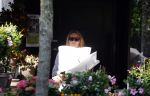 Amsterdam 11 mei 2015 
Lieke v Lexmond koopt bloemen op de cornelis schuytstraat.