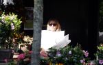 Amsterdam 11 mei 2015 
Lieke v Lexmond koopt bloemen op de cornelis schuytstraat.