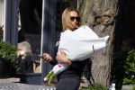 Amsterdam 11 mei 2015 
Lieke v Lexmond koopt bloemen op de cornelis schuytstraat.