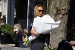 Amsterdam 11 mei 2015 
Lieke v Lexmond koopt bloemen op de cornelis schuytstraat.