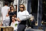 Amsterdam 11 mei 2015 
Lieke v Lexmond koopt bloemen op de cornelis schuytstraat.
