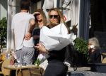Amsterdam 11 mei 2015 
Lieke v Lexmond koopt bloemen op de cornelis schuytstraat.