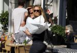 Amsterdam 11 mei 2015 
Lieke v Lexmond koopt bloemen op de cornelis schuytstraat.