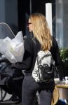 Amsterdam 11 mei 2015 
Lieke v Lexmond koopt bloemen op de cornelis schuytstraat.