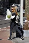 Amsterdam 11 mei 2015 
Lieke v Lexmond koopt bloemen op de cornelis schuytstraat.