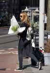 Amsterdam 11 mei 2015 
Lieke v Lexmond koopt bloemen op de cornelis schuytstraat.