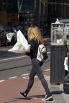 Amsterdam 11 mei 2015 
Lieke v Lexmond koopt bloemen op de cornelis schuytstraat.