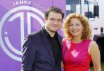 Amsterdam 21 mei 2015  
Presentatie nieuwe theaterstukken Janke Dekker Productions. (Janke Dekker en Michael v Praag)
Aanwezige castleden Erris v Ginkel Esther Lindenbergh Frans Mulder Johnny Kraaijkamp Kali v Starrenburg Suus Ruis Sandra Reemer Xander de Vledder Truus te Stelle Maaike Widdershoven en Mike Weerts