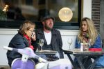 Amsterdam 29 mei 2015 
Maria Kooistra met een vriend op terras.