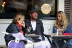 Amsterdam 29 mei 2015 
Maria Kooistra met een vriend op terras.