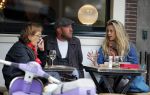 Amsterdam 29 mei 2015 
Maria Kooistra met een vriend op terras.