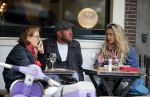 Amsterdam 29 mei 2015 
Maria Kooistra met een vriend op terras.