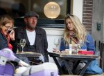Amsterdam 29 mei 2015 
Maria Kooistra met een vriend op terras.