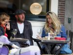 Amsterdam 29 mei 2015 
Maria Kooistra met een vriend op terras.