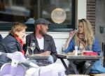Amsterdam 29 mei 2015 
Maria Kooistra met een vriend op terras.