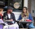 Amsterdam 29 mei 2015 
Maria Kooistra met een vriend op terras.