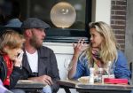Amsterdam 29 mei 2015 
Maria Kooistra met een vriend op terras.