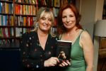 Amsterdam 12 mei 2015
Presentatie nieuwe boek Marian Mudder. Martine Sadifort krijgt het eerste exemplaar