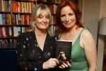 Amsterdam 12 mei 2015
Presentatie nieuwe boek Marian Mudder. Martine Sadifort krijgt het eerste exemplaar