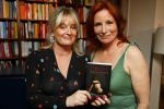 Amsterdam 12 mei 2015
Presentatie nieuwe boek Marian Mudder. Martine Sadifort krijgt het eerste exemplaar