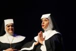 Amsterdam 11 mei 2015     
Presentaie castleden van de nieuwe stukken van Dommelgraaf en Cornelisse productions in de Meervaart.
Mariska v Kolck als non