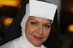 Amsterdam 11 mei 2015     
Presentaie castleden van de nieuwe stukken van Dommelgraaf en Cornelisse productions in de Meervaart.
Mariska v Kolck als non