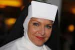 Amsterdam 11 mei 2015     
Presentaie castleden van de nieuwe stukken van Dommelgraaf en Cornelisse productions in de Meervaart.
Mariska v Kolck als non