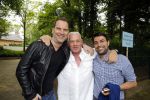 Blaricum 14 juni 2015
Rene Froger heeft een surprise feestje voor zijn vrouw Natasja georganiseerd voor haar 50e verjaardag. Het feest vindt plaats in de tuin van hun huis. Mark van Achterberg met partner en Charlie Jansen