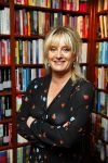 Amsterdam 12 mei 2015
Presentatie nieuwe boek Marian Mudder. Martine Sadifort krijgt het eerste exemplaar