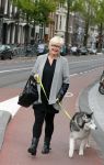 Amsterdam 26 mei 2015
Presenatie boek Bastiaan Ragas. Hij reikt het eerste boek uit aan zijn vader. Tooske Ragas en hun kinderen zijn ook aanwezig in cafe Gruter. Mathilde Santing met hond