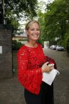 Blaricum 14 juni 2015
Rene Froger heeft een surprise feestje voor zijn vrouw Natasja georganiseerd voor haar 50e verjaardag. Het feest vindt plaats in de tuin van hun huis. Mirian van Kampen met vriend