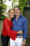 Blaricum 14 juni 2015
Rene Froger heeft een surprise feestje voor zijn vrouw Natasja georganiseerd voor haar 50e verjaardag. Het feest vindt plaats in de tuin van hun huis. Mirian van Kampen met vriend