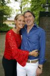 Blaricum 14 juni 2015
Rene Froger heeft een surprise feestje voor zijn vrouw Natasja georganiseerd voor haar 50e verjaardag. Het feest vindt plaats in de tuin van hun huis. Mirian van Kampen met vriend