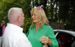 Blaricum 14 juni 2015
Rene Froger heeft een surprise feestje voor zijn vrouw Natasja georganiseerd voor haar 50e verjaardag. Het feest vindt plaats in de tuin van hun huis.