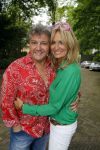 Blaricum 14 juni 2015
Rene Froger heeft een surprise feestje voor zijn vrouw Natasja georganiseerd voor haar 50e verjaardag. Het feest vindt plaats in de tuin van hun huis.