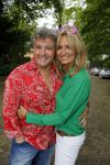 Blaricum 14 juni 2015
Rene Froger heeft een surprise feestje voor zijn vrouw Natasja georganiseerd voor haar 50e verjaardag. Het feest vindt plaats in de tuin van hun huis.