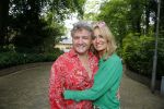 Blaricum 14 juni 2015
Rene Froger heeft een surprise feestje voor zijn vrouw Natasja georganiseerd voor haar 50e verjaardag. Het feest vindt plaats in de tuin van hun huis.