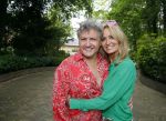 Blaricum 14 juni 2015
Rene Froger heeft een surprise feestje voor zijn vrouw Natasja georganiseerd voor haar 50e verjaardag. Het feest vindt plaats in de tuin van hun huis.