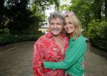 Blaricum 14 juni 2015
Rene Froger heeft een surprise feestje voor zijn vrouw Natasja georganiseerd voor haar 50e verjaardag. Het feest vindt plaats in de tuin van hun huis.