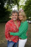 Blaricum 14 juni 2015
Rene Froger heeft een surprise feestje voor zijn vrouw Natasja georganiseerd voor haar 50e verjaardag. Het feest vindt plaats in de tuin van hun huis.