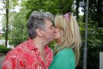 Blaricum 14 juni 2015
Rene Froger heeft een surprise feestje voor zijn vrouw Natasja georganiseerd voor haar 50e verjaardag. Het feest vindt plaats in de tuin van hun huis. Natasja met kleindochter Charlie