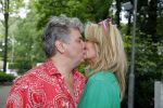 Blaricum 14 juni 2015
Rene Froger heeft een surprise feestje voor zijn vrouw Natasja georganiseerd voor haar 50e verjaardag. Het feest vindt plaats in de tuin van hun huis. Natasja met kleindochter Charlie