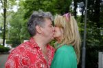 Blaricum 14 juni 2015
Rene Froger heeft een surprise feestje voor zijn vrouw Natasja georganiseerd voor haar 50e verjaardag. Het feest vindt plaats in de tuin van hun huis. Natasja met kleindochter Charlie