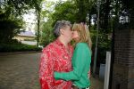 Blaricum 14 juni 2015
Rene Froger heeft een surprise feestje voor zijn vrouw Natasja georganiseerd voor haar 50e verjaardag. Het feest vindt plaats in de tuin van hun huis. Natasja met kleindochter Charlie