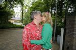 Blaricum 14 juni 2015
Rene Froger heeft een surprise feestje voor zijn vrouw Natasja georganiseerd voor haar 50e verjaardag. Het feest vindt plaats in de tuin van hun huis. Natasja met kleindochter Charlie