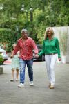 Blaricum 14 juni 2015
Rene Froger heeft een surprise feestje voor zijn vrouw Natasja georganiseerd voor haar 50e verjaardag. Het feest vindt plaats in de tuin van hun huis. Natasja met kleindochter Charlie