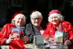 Amsterdam 12 mei 2015  
Nelly Frijda met 2 ex prostituees (ouwehoeren) Louise Fokkens en Martine Fokkens op terras