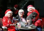 Amsterdam 12 mei 2015  
Nelly Frijda met 2 ex prostituees (ouwehoeren) Louise Fokkens en Martine Fokkens op terras