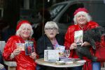 Amsterdam 12 mei 2015  
Nelly Frijda met 2 ex prostituees (ouwehoeren) Louise Fokkens en Martine Fokkens op terras